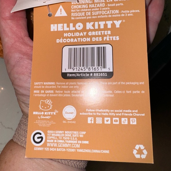 Hello Kitty Christmas Greeter - Picture 2 of 6